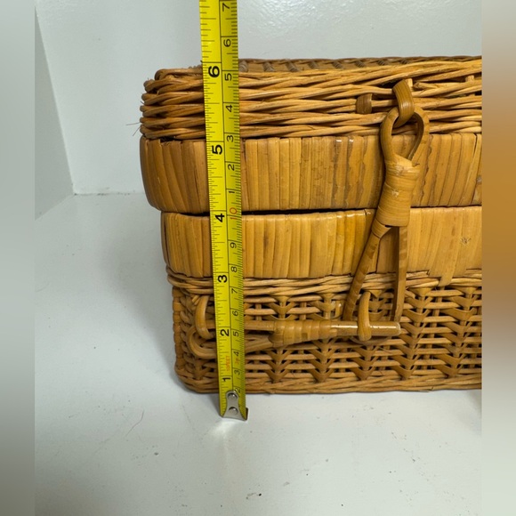 Vintage Natural Woven Wicker Sewing Basket Bin With Lid And Dual Handles - Picture 8 of 10
